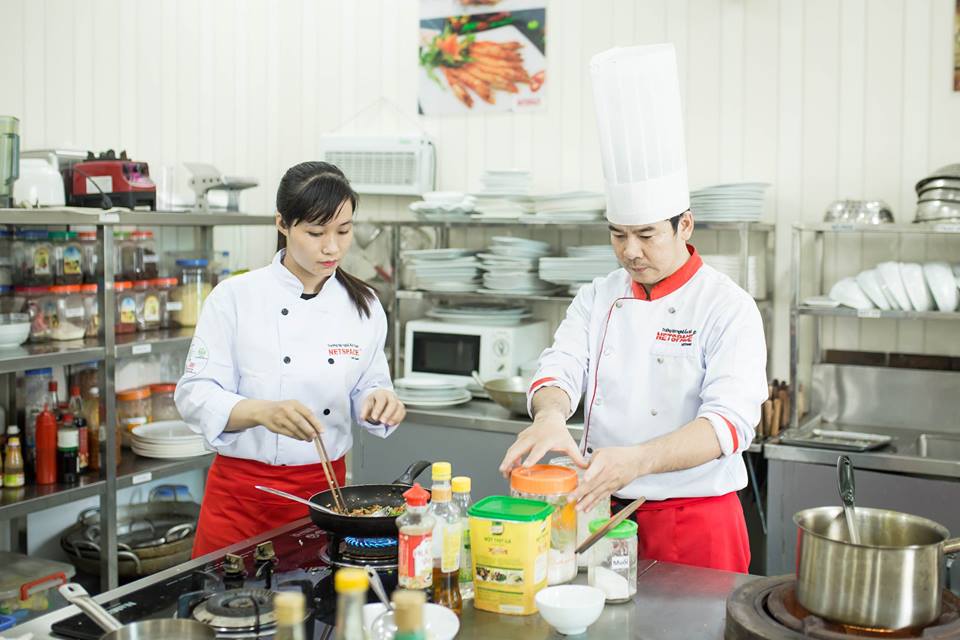 mo-thay-nau-an-bep-nuc-la-diem-bao-gi-hen-hay-xui-17