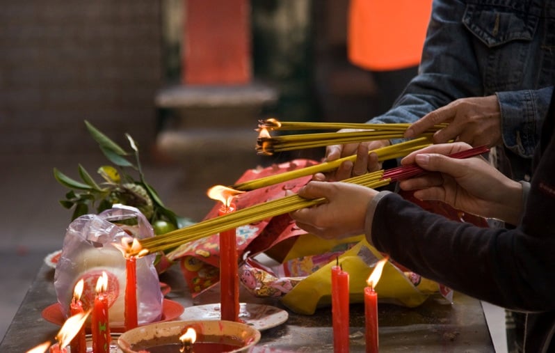 van-khan-to-tien-ngay-mong-1-va-ram-hang-thang-5